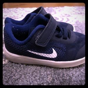 Nike toddler tennis shoes size 6